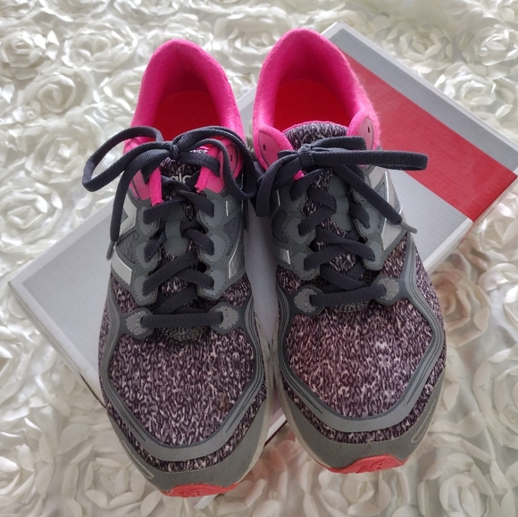 New balance tennis shoes - Picture 2 of 7